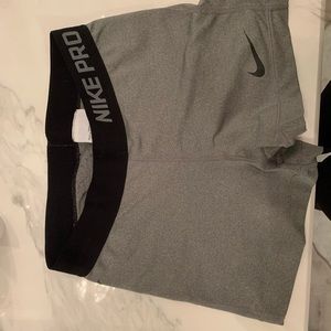 ✔️ NIKE Pro gray shorts